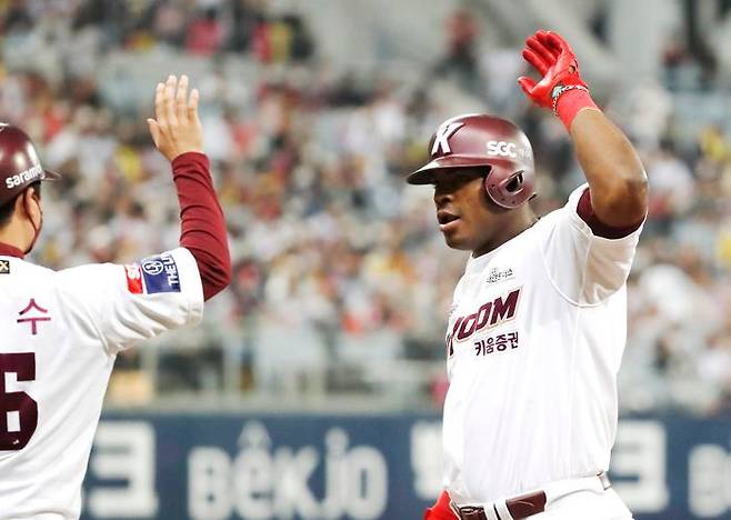28일 서울 고척스카이돔에서 열린 ‘2022 KBO 포스트시즌’ 플레이오프(PO·5전3선승제) 4차전서 7회말 푸이그가 1점 적시타를 친 뒤 포효하고 있다. ⓒ 뉴시스