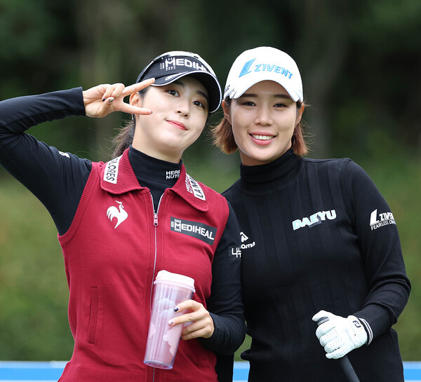 2022년 한국여자프로골프(KLPGA) 투어 SK네트웍스-서경 레이디스 클래식에 출전한 김재희, 최민경 프로가 1라운드에서 경기하는 모습이다. 사진제공=KLPGA