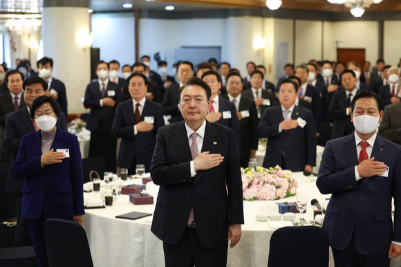 윤석열 대통령이 28일 오후 서울 용산구 전쟁기념관에서 열린 전국 시장·군수·구청장 초청 오찬 간담회에서 국기에 대한 경례를 하고 있다.(사진=대통령실 제공) [사진=뉴시스]