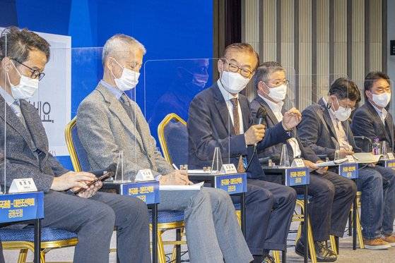 대한조선학회와 한국과학기술단체총연합회가 27일 개최한 ‘세월호 침몰 참사-과학적 재난 분석에 대하여’ 공동포럼 참석자들이 질의·응답을 하고 있다. 전민규 기자