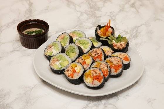 연어김밥 2종에는 명란마요소스를 곁들였다. 명란젓, 마요네즈, 맛술, 설탕을 섞은 후 송송 썬 쪽파를 얹어냈다. 김밥을 이 소스에 찍어먹으면 감칠맛이 배가된다. 사진 송미성