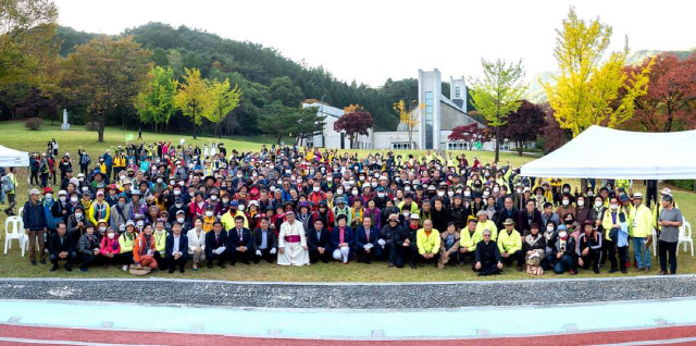 ▲ 원주, 횡성, 제천을 잇는 천주교 원주교구의 순례길인 ‘님의 길’ 개통식이 최근 제천 배론성지에서 열렸다.