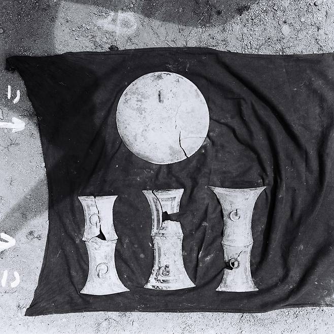 비교적 완벽한 형태의 거울 ‘조문경’과  대쪽 모양 동기(출처: 대전보건전문대 故 이은창 교수)