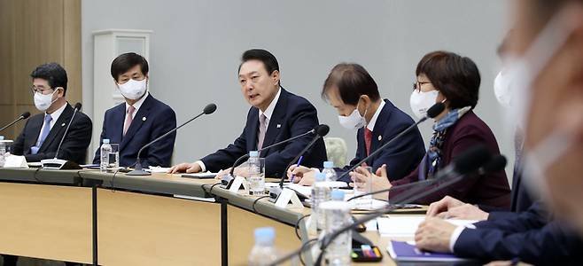 윤석열 대통령이 28일 오전 용산 대통령실 청사에서 열린 국가과학기술자문회의 전원회의를 주재하고 있다. 대통령실통신사진기자단