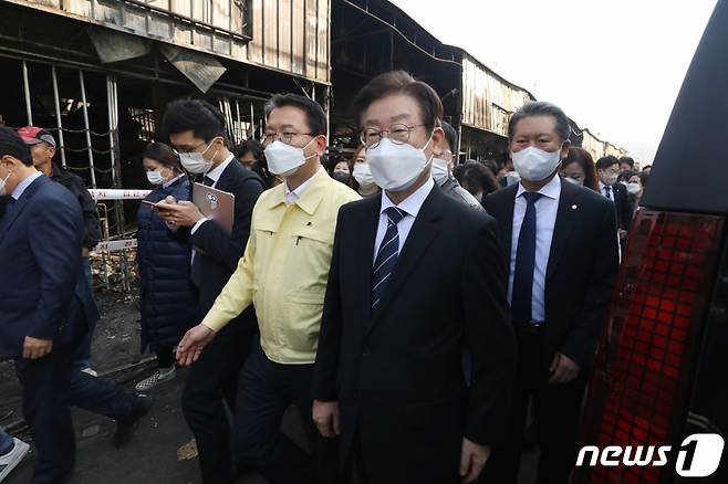 이재명 더불어민주당 대표가 28일 오전 대구 북구 농수산물도매시장(매천시장) 화재 현장을 찾아 피해 상황을 살펴보고 있다. /사진=뉴스1