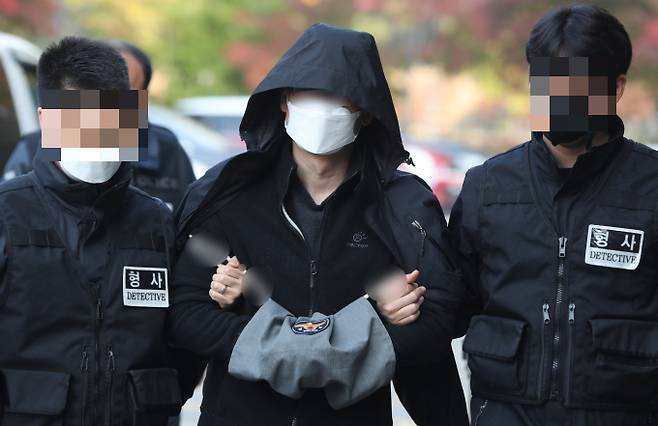 광명 세 모자 살인 사건의 피의자 A씨가 법정 구속됐다. 사진은 28일 오전 경기 안산 수원지방법원 안산지원에 열린 구속 전 피의자 심문을 받기 위해 법정으로 향하는 A씨의 모습. /사진=뉴시스