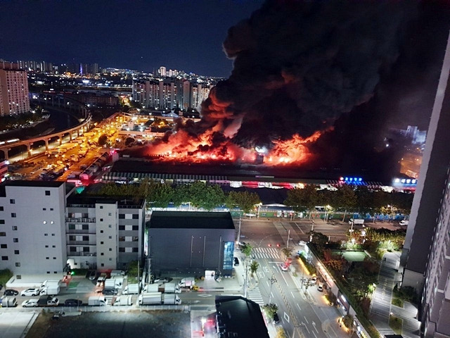 지난 25일 대구 북구 매천시장에서 원인을 알 수 없는 화재가 발생했다. 소방당국은 대응 2단계를 발령하고, 화재 진화 작업을 이어가고 있다./사진제공=대구소방본부