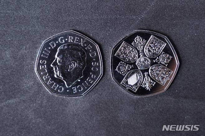 [웨일스=AP/뉴시스] 27일(현지시간) 영국 웨일스 폰티클룬에 위치한 조폐국에서 찰스 3세 국왕의 초상화가 그려진 동전이 공개되고 있다. 2022.10.28.