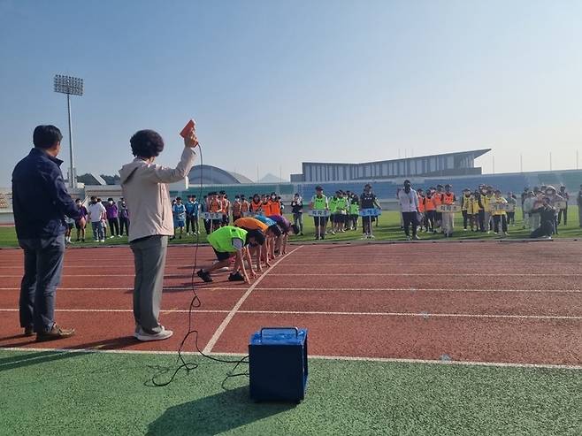 [고성(경남)=뉴시스] 신정철 기자= 경남 고성교육지원청(교육장 김정애)은 28일 고성군 종합운동장에서 관내 초·중학교 학생 250여명이 참가한 가운데 '2022년 교육장기 초·중학생 육상 꿈나무대회'를 개최했다.사진은 대회 개회식 및 경기 모습이다.(사진=고성교육지원청 제공).202210.28. photo@newsis.com *재판매 및 DB 금지