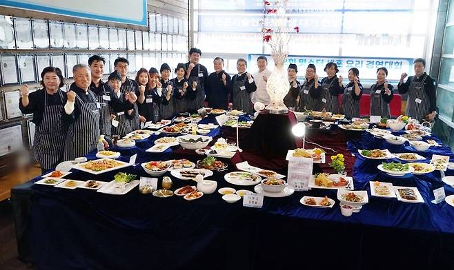 [창원=뉴시스] 강경국 기자 = 경남 창원특례시 마산대학교에서 27일 제2회 창원 맛스터(Master) 요리학교 맛스터쉐프 요리경연 대회가 개최된 가운데 참가자들이 기념촬영을 하고 있다. (사진=창원시청 제공). 2022.10.28. photo@newsis.com *재판매 및 DB 금지