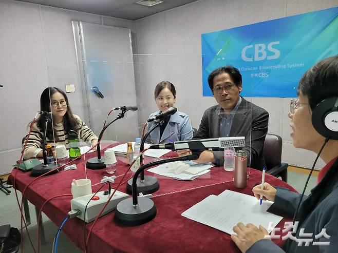 오른쪽부터 이수복 PD, 한순재 교육연구사, 최경숙 교육연구사, 박선주 리포터. 이은영 PD