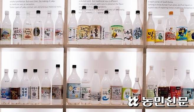 27∼30일 막걸리의 날 기념행사가 열리는 서울 종로구 전통주갤러리에 각종 막걸리가 전시돼 있다.