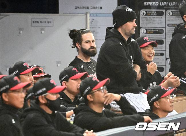 [OSEN=고척, 이대선 기자]&nbsp;28일 오후 서울 고척스카이돔에서 2022 신한은행 SOL KBO리그 포스트시즌 플레이오프 4차전 키움 히어로즈와 LG 트윈스의 경기가 열렸다.7회말 LG 켈리가 더그아웃에서 경기를 바라보고 있다. 2022.10.28 /sunday@osen.co.kr