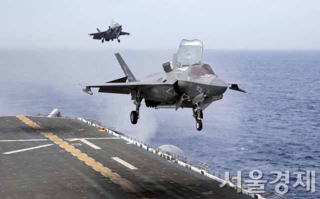 미국 해병대의 F-35B전투기가 2022년 6월 11일 일본 아와쿠니 공군기지에서 이륙한 뒤 해상에서 기동 중인 미국의 최신 강습상륙함 트리폴리함에 착륙하고 있다. 미군 F-35B는 오는 31일 실시되는 한미 연합훈련인 ‘비질런트 스톰’을 통해 국내에 처음 전개될 에정이다. 사진제공=미 해병대