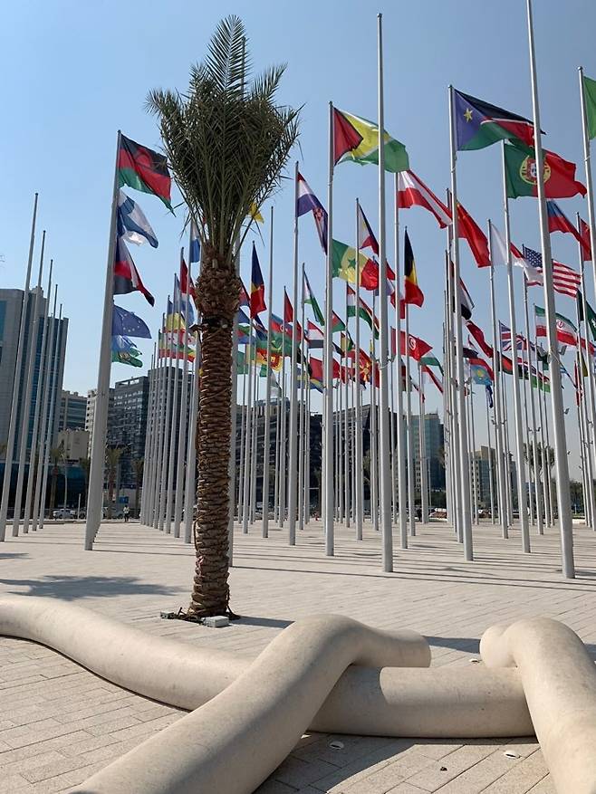 플래그 플라자에 설치된 '공공예술' 작품     (도하=연합뉴스) 김예나 기자 = 지난 25일(현지시간) 카타르 도하 플래그 플라자에 여성 작가 나즐라 알 자인의 '어스, 허, 힘'(Us, Her, Him) 작품이 설치돼 있다. 2022.10.27
    yes@yna.co.kr