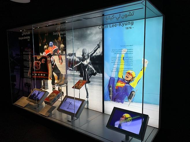 한국 쇼트트랙의 '전설' 전이경     (도하=연합뉴스) 김예나 기자 = 지난 23일(현지시간) 카타르 도하의 '3-2-1 카타르 올림픽 및 스포츠 박물관'에 한국 쇼트트랙의 '전설' 전이경의 선수 시절 모습이 공개돼 있다. 2022.10.27
    yes@yna.co.kr