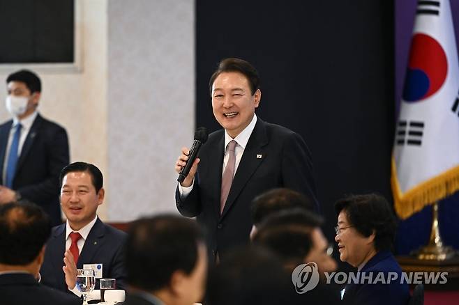 전국 시장·군수·구청장 만난 윤 대통령 (서울=연합뉴스) 서명곤 기자 = 윤석열 대통령이 28일 서울 용산구 전쟁기념관 피스앤파크에서 열린 전국 시장·군수·구청장 초청 오찬간담회에서 인사말을 하고 있다. 2022.10.28 [대통령실 제공, 재판매 및 DB 금지] seephoto@yna.co.kr