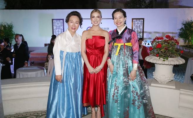 아르헨티나 영부인과 기념촬영  (서울=연합뉴스) 아르헨티나 한국문화원에서 27일 오후(현지 시간) 열린 '한-아르헨티나 전통 의복 교류 패션쇼'에 참가한 아르헨티나의 파비올라 야네스(가운데) 영부인과 한보화(오른쪽) 원장, 김혜순 한복 디자이너가 기념촬영을 하고 있다. [한국문화원 제공. 재판매 및 DB 금지]