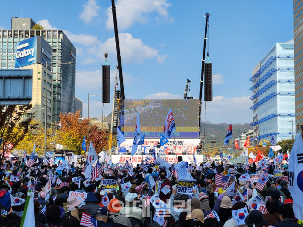 29일 오후 서울 종로구 동화면세점 앞 세종대로 차로에서 자유통일당이 ‘자유통일 주사파 척결 국민대회’를 진행하고 있다.(사진=이용성 기자)