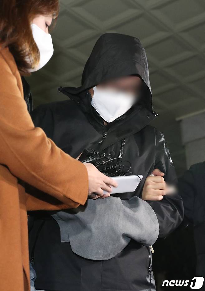 아내와 두 아들을 살해한 혐의를 받아 긴급체포된 40대 A씨가 26일 오후 경기 광명시 철산동 광명경찰서에서 나와 유치장으로 압송되고 있다. 2022.10.26/뉴스1 ⓒ News1 김영운 기자