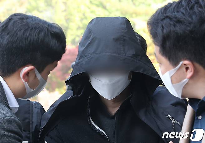 '광명 일가족 살인사건' 용의자 A씨(40대)에 대한 구속 전 피의자심문(영장실질심사)이 열린 28일 오전 경기 안산시 단원구 수원지방법원 안산지원으로 A씨가 들어가고 있다. 2022.10.28/뉴스1 ⓒ News1 김영운 기자