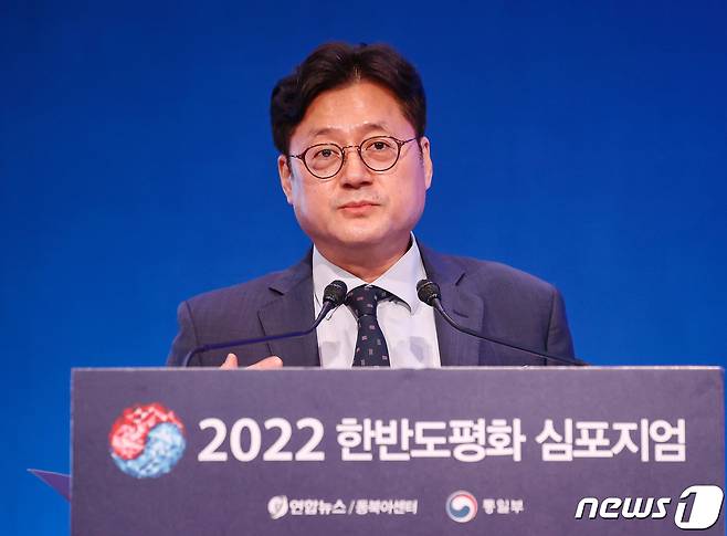 홍익표 더불어민주당 의원이 24일 서울 중구 롯데호텔에서 열린 '2022 한반도평화 심포지엄' 세션1에서 발표하고 있다. 2022.6.24/뉴스1 ⓒ News1 국회사진취재단