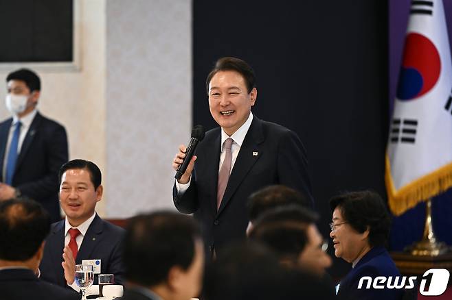 윤석열 대통령이 28일 오후 서울 용산구 전쟁기념관에서 열린 전국 시장·군수·구청장 초청 오찬간담회에서 미소짓고 있다. (대통령실 제공) 2022.10.28/뉴스1 ⓒ News1 안은나 기자