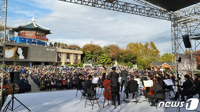 29일 오후 부산 중구 용두산공원 야외 특설무대에서 '금난새와 함께하는 중구이야기' 음악회가 열리고 있다.