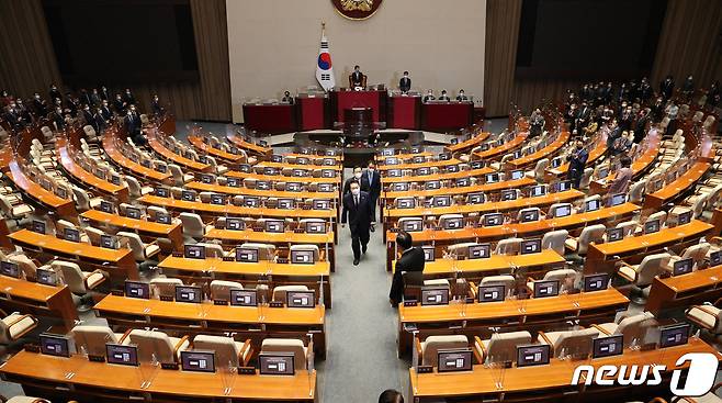 윤석열 대통령이 25일 오전 국회 본회의장에서 내년도 정부 예산안에 대한 시정연설을 마친 뒤 텅빈 더불어민주당 의원석 사이를 지나 밖으로 향하고 있다. (공동취재) 2022.10.25/뉴스1 ⓒ News1 허경 기자