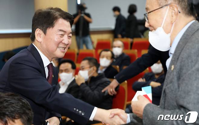 안철수 국회의원(국민의힘·경기 성남시 분당구 갑)이 29일 오후 제주시 제주벤처마루 대강당에서 당원들과 인사를 나누고 있다.2022.10.29/뉴스1 ⓒ News1 오미란 기자