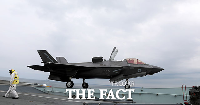 미국 F-35B 스텔스기가 참가하는 한미 연합공중훈련이 31일부터 닷새간의 일정으로 실시된다. 사진은 지난해 8월 말 동해 남부 해상에서 영국의 항공모함 퀸 엘리자베스함에서 이륙시연을 하는 영국 F-35B. /사진공동취재단