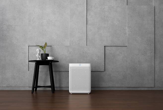 현대렌탈케어의 콤팩트한 공기청정기 '더 케어 큐브'. 세련된 인테리어를 연출하는 소품으로도 손색이 없다.