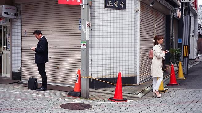 낯선 사람과 대화하는 것을 고려하고 있다면, 그들을 어떻게 만날 수 있는지를 생각해야 한