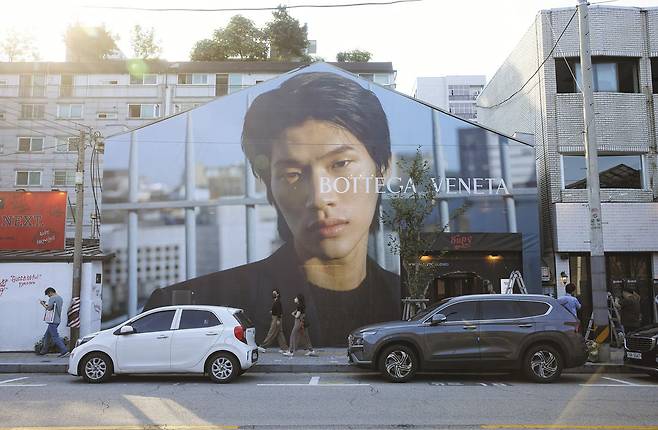 WINTER 2022 컬렉션 공식 론칭을 기념해 파티가 열렸던 성수동 대림창고 맞은편에 게재되었던 옥외 광고.