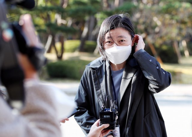 감찰 내용을 SNS에 올려 공무상 비밀누설 혐의를 받는 임은정 대구지검 중요경제범죄조사단 부장검사가 29일 경기 과천 고위공직자범죄수사처에 조사를 받기 위해 피의자 신분으로 출석하고 있다. 사진공동취재단