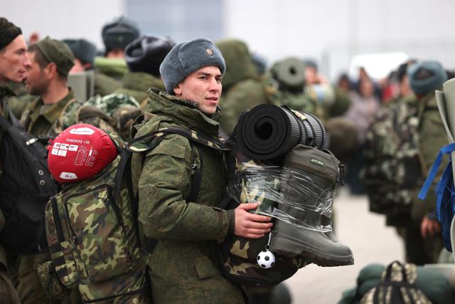 23일 러시아 카잔 엑스포전시센터역에서 징집된 한 군인이 가족들의 모습을 지켜보고 있다. 카잔=타스 연합뉴스