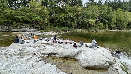 자현스님이 진행한 명상프로그램 참가자들이 누워서 명상을 하고 있다. [사진 자현스님]