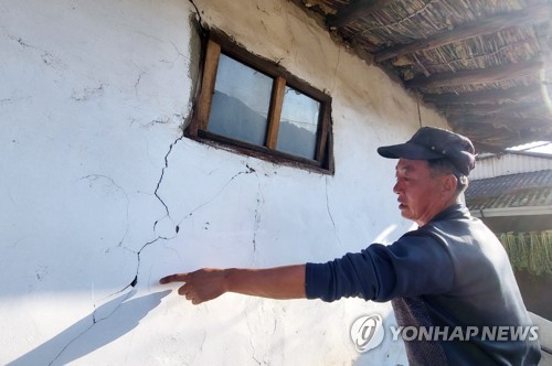 ▲ 규모 4.1의 지진이 발생한 29일 충북 괴산군 장연면 장암리에서 주민이 금이 간 주택 담벼락을 손으로 가리키고 있다. 연합뉴스