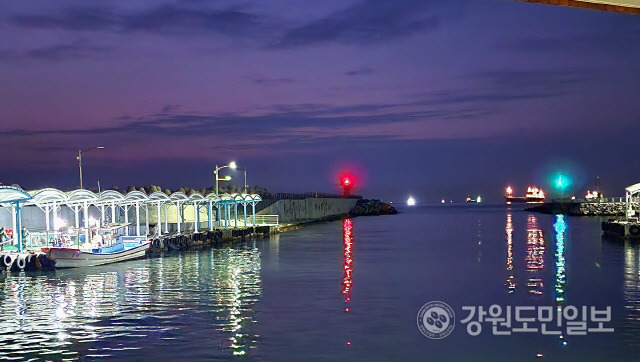 ▲ 29일 동해지방해양심판원은 기상여건의 악화로 연평균보다 해양사고가 많이 발생하는 11월의 동해해역에 대해 ‘해양사고 주의보’를 발령, 선박들의 안전운항을 위한 예방정비와 운항중 철저한 경계를 촉구했다. 사진은 29일 오전 5시 20분쯤 동해시 어달항에서 출어를 준비중인 어선 한 척과 항포구 밖 연안에서 조업중인 어선들 모습.