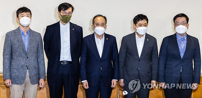 금감원장, 한국은행장, 경제부총리, 금융위원장, 대통령실 경제수석이 한자리에 모였다. 50조원 + 알파의 대책을 내놨다. 지난 10월 23일 일요일, 긴급히 소집된 비상경제금융회의 때.