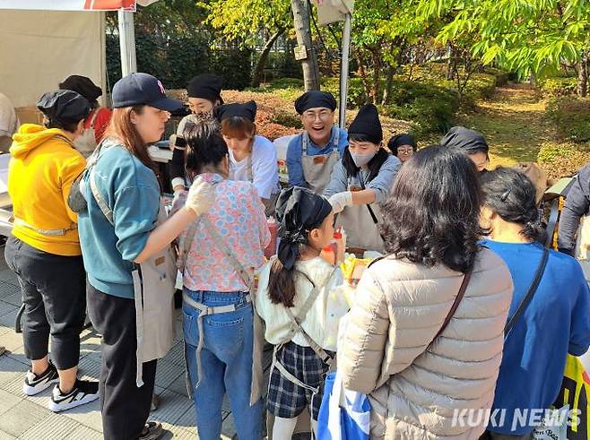 29일 대전 시민축제에서 유지곤 소곤소곤 봉사클럽 봉사자가 샌드위치 봉사를 하며 환하게 웃고 있다. 사진=명정삼 기자. 