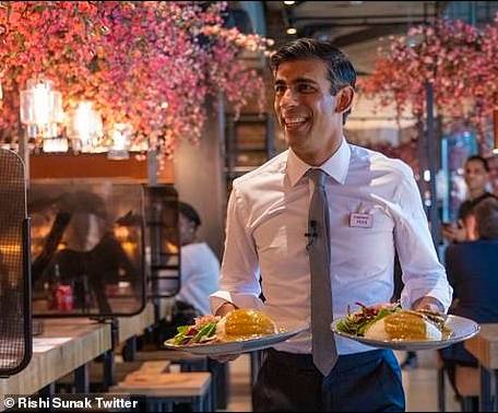 식당에서 음식을 나르는 수낵 영국총리(2020년 당시 재무장관)/사진=트위터