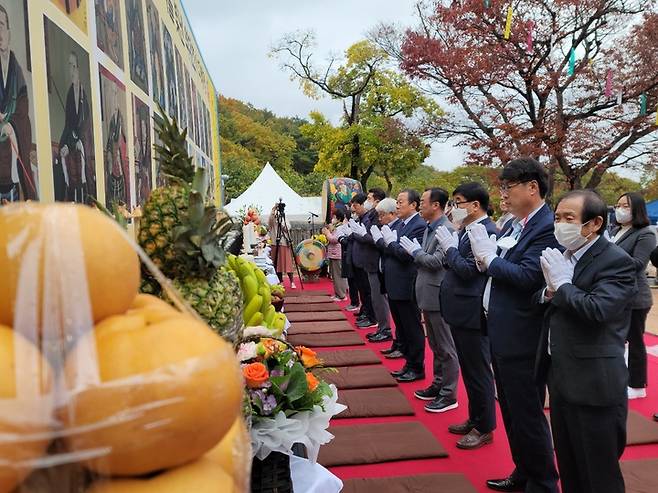 [포항=뉴시스] 강진구 기자 = 경북 포항불교사암연합회(회장 문수사 주지 덕화 스님)은 29일 오전 대한불교조계종 도음산 천곡사에서 '제9회 선사 다례재 재현행사'를 봉행했다.(사진=포항불교사암연합회 제공) 2022.10.29.photo@newsis.com *재판매 및 DB 금지