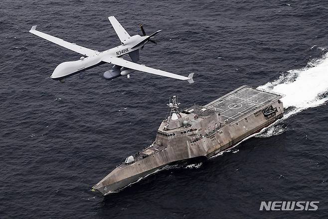 [콜로라도(미국)=AP/뉴시스]세계 최강으로 평가받는 미군의 공격용 무인드론 MQ-9 리퍼가 지난해 4월 태평양 상공에서 해군 5함대사령부와 함께 훈련하고 있는 모습이다. 2022.10.29.