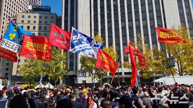 29일 열린 '양대노총 공공노동자 총력결의대회'에서 대형 깃발들이 들어오고 있다. 양형욱 기자