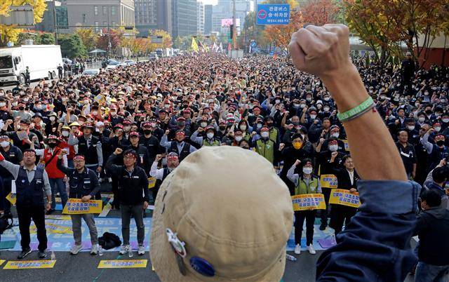한국노총과 민주노총 조합원들이 29일 서울 중구 세종대로에서 10·29 공공노동자 총력결의대회를 열고 윤석열 정부의 민간·시장 주도 경제정책을 규탄하고 있다. 2022.10.29 뉴스1