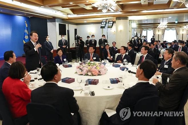 전국 시장·군수·구청장 만난 윤 대통령 (서울=연합뉴스) 서명곤 기자 = 윤석열 대통령이 28일 서울 용산구 전쟁기념관 피스앤파크에서 열린 전국 시장·군수·구청장 초청 오찬간담회에서 인사말을 하고 있다. 2022.10.28 [대통령실 제공, 재판매 및 DB 금지] seephoto@yna.co.kr