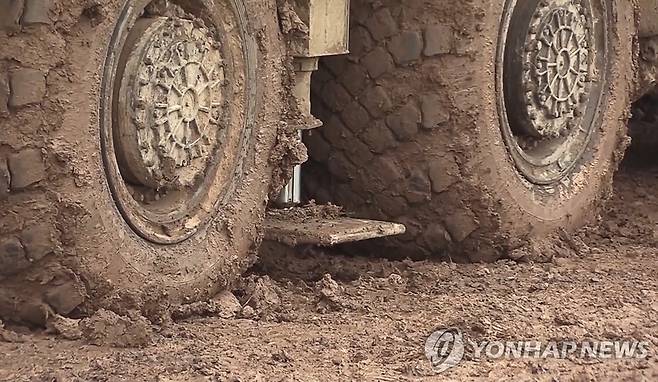 우크라이나에 배치된 러시아군 미사일 발사대의 바퀴 부분 [타스 연합뉴스자료사진. 재판매 및 DB 금지]