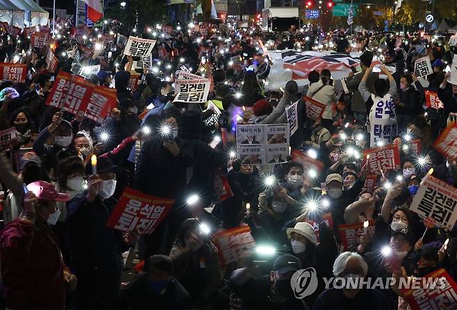 LED 촛불 든 집회 참가자들 (서울=연합뉴스) 이지은 기자 = 29일 오후 서울 청계광장 인근에서 촛불전환행동 주최로 열린 윤석열 정부의 퇴진을 요구하는 제12차 촛불집회에서 참가자들이 LED촛불과 휴대전화 손전등을 켜고 있다. 2022.10.29 jieunlee@yna.co.kr