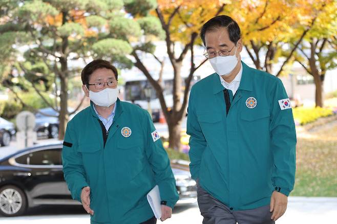 30일 윤석열 대통령 주재로 광화문 정부서울청사 상황실에 설치된 사고수습본부에서 대책회의를 마친 한덕수 국무총리와 박보균 문화체육관광부 장관이 이동하며 대화하고 있다(사진=연합뉴스).